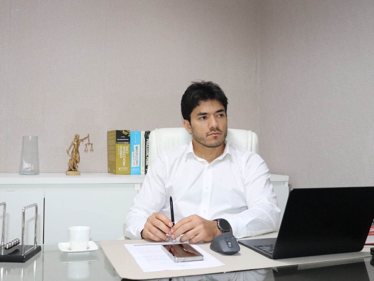 Antônio Wiliton em seu escritório, em ambiente profissional