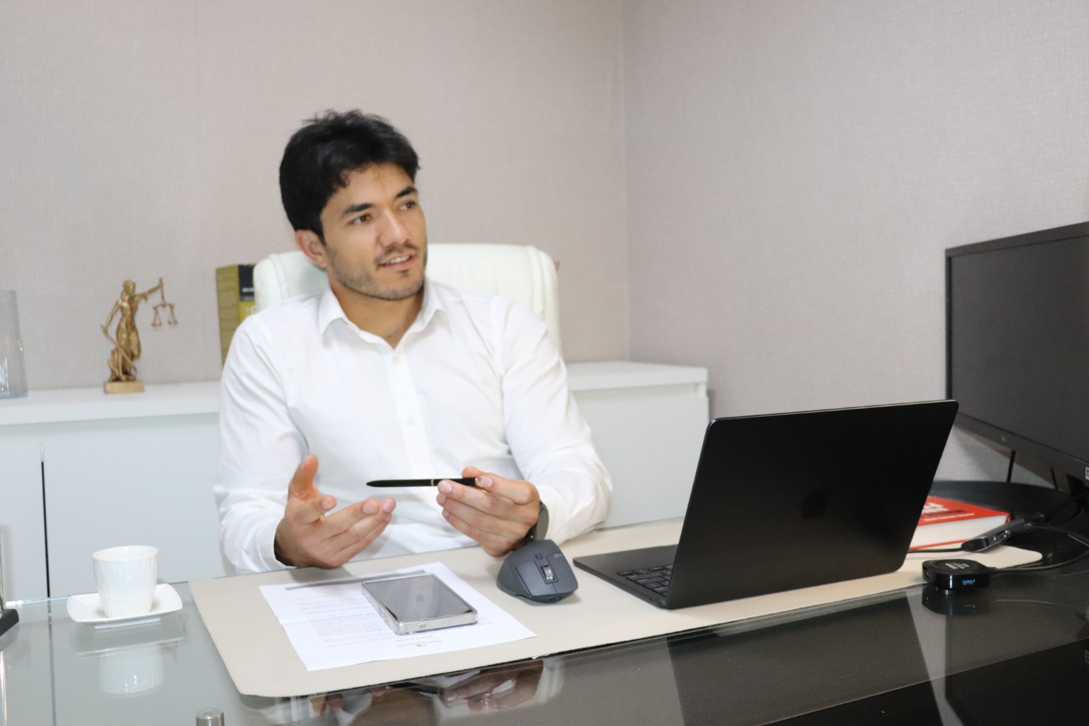 Antônio Wiliton em seu escritório